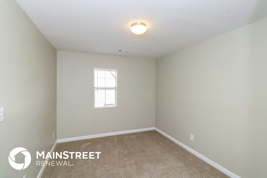 Building Photo - 1826 Killarney Dr SW