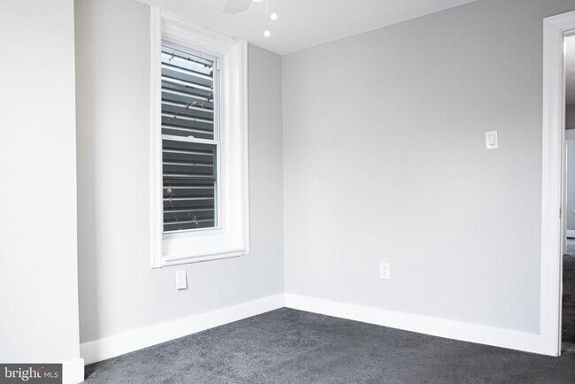 Building Photo - 2348 Moore St