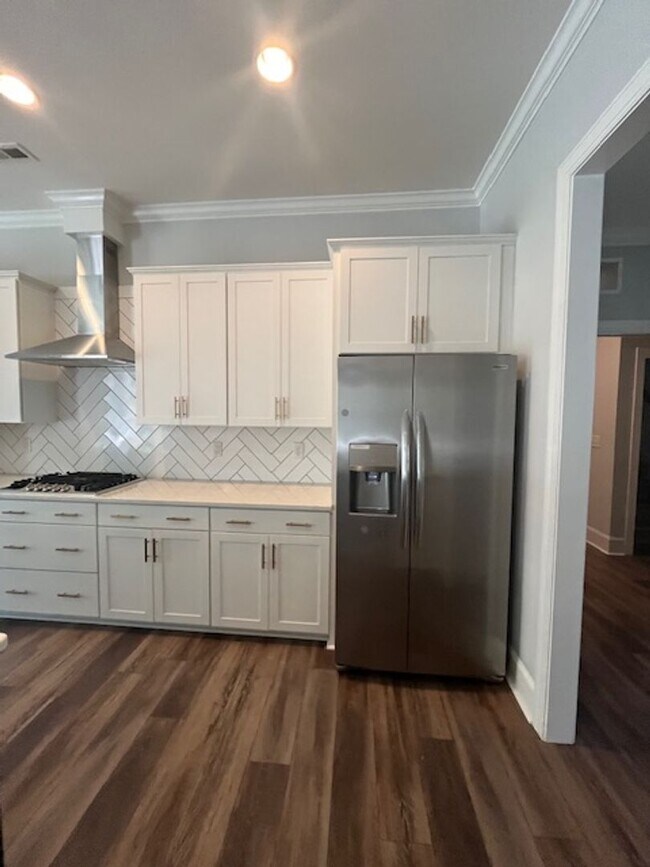 Building Photo - Experience Elegance and Privacy