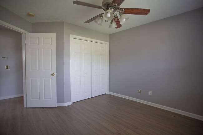 Building Photo - "Charming 4-Bedroom Retreat with Guest Suite & 3 Baths in Murfreesboro!"