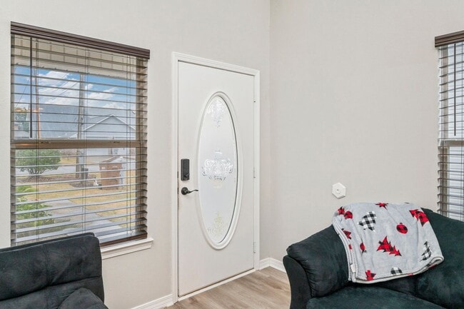 Building Photo - 3 Bedroom in Navarre!!