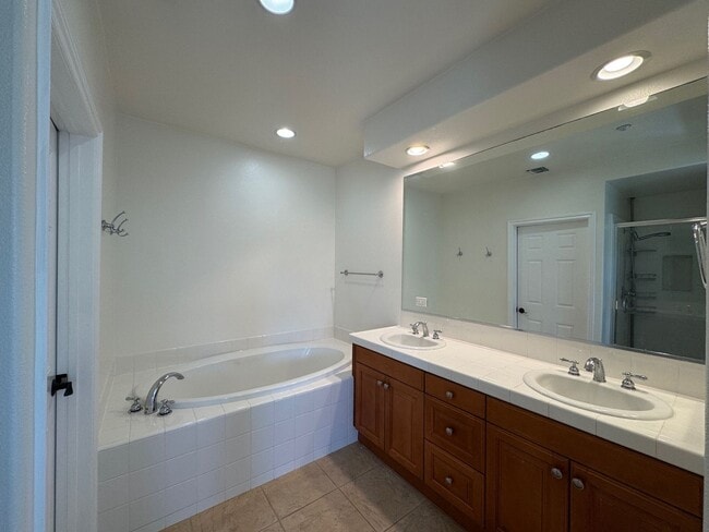 Building Photo - 7101 Playa Vista Dr