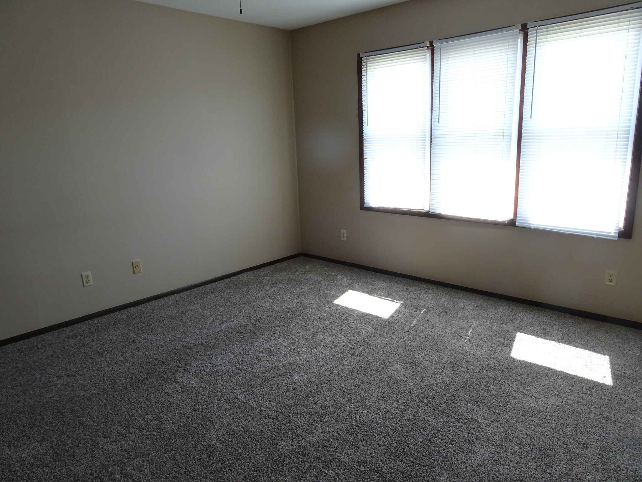 Building Photo - 404 Plaza Heights Rd