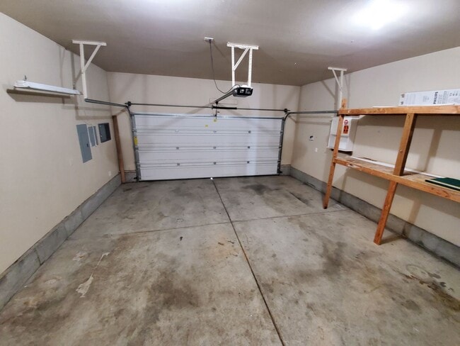 Building Photo - Small Dogs Welcome! 3 Bedroom, 2 Bathroom ...