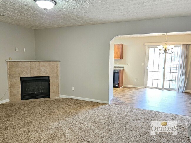 Building Photo - 3BR Townhouse