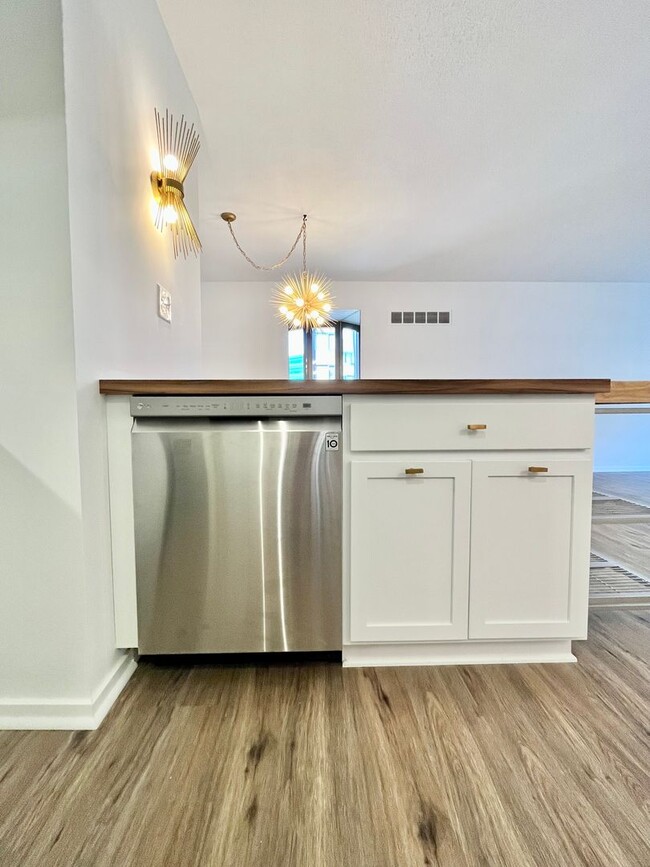 Building Photo - Newly Renovated 2bd/2ba Dwtn Condo!