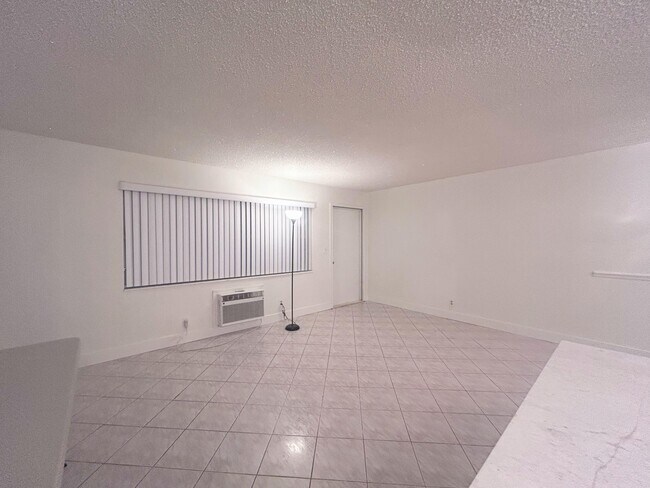 Building Photo - 200 Horizon W