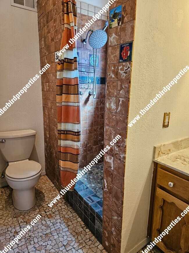 Building Photo - 3 bedroom, 2 baths  with great backyard oa...