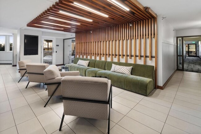 Building Photo - 433 S 7th St