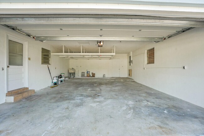 Building Photo - 154 SE Naranja Ave