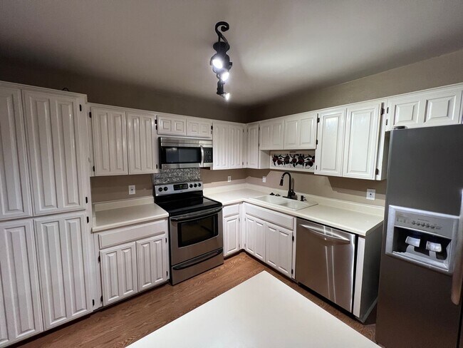 Building Photo - *COMING SOON!* 2 Bedroom Garden Style Villa Home In A Prime Location – Near Shopping & Dining!