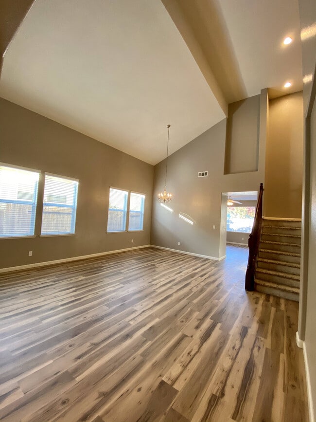 Building Photo - 1001 La Paloma St