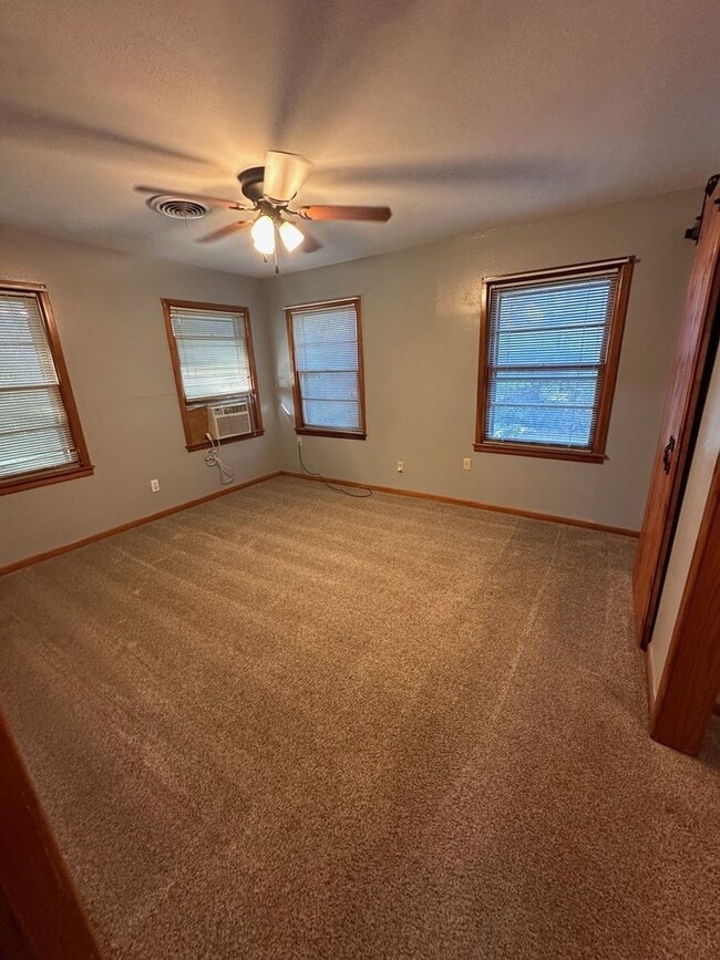 Building Photo - 2218 Rosewood Dr