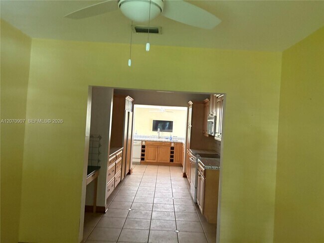 Building Photo - 805 Paradiso Ave