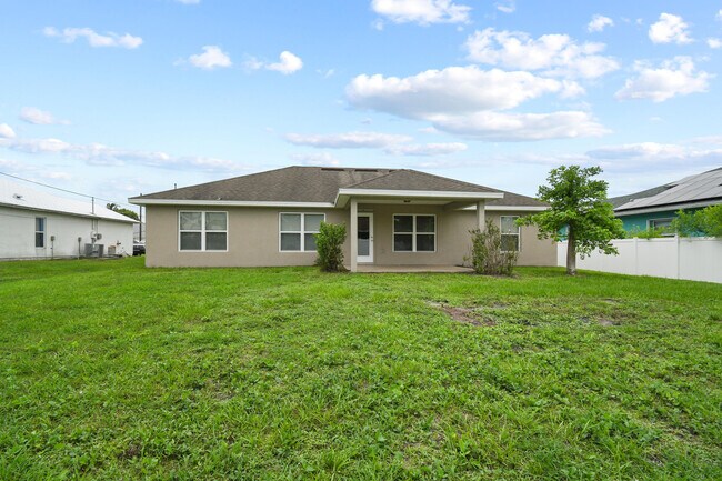 Building Photo - 2273 SW Monterrey Ln