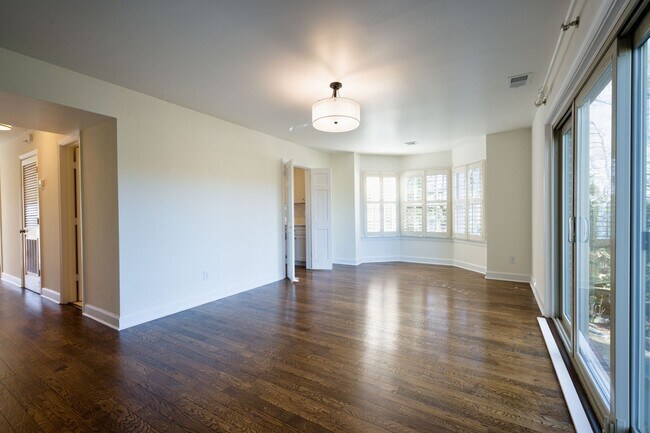 Building Photo - 420 Linkhorn Dr