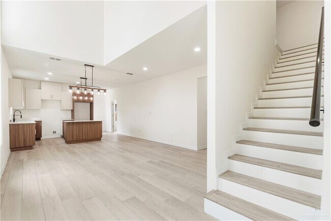 Building Photo - 2312 Corales St
