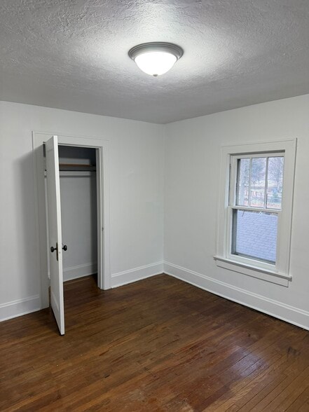 Building Photo - 594 N 21st St