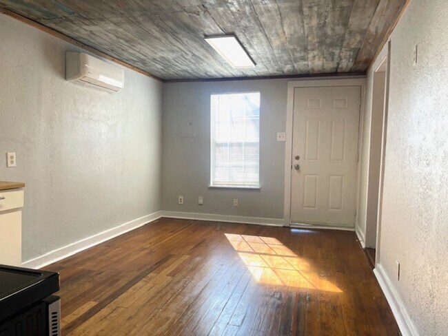Building Photo - Cute home for rent!