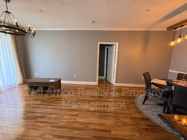 Building Photo - 18001 Richmond Pl Dr