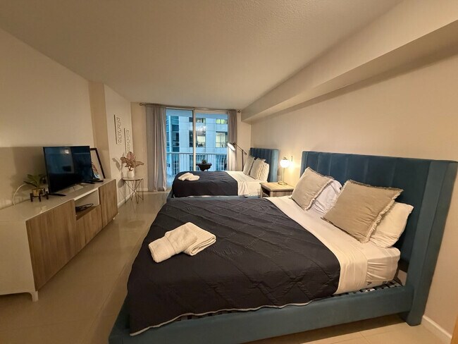 Building Photo - 1 SE 12th St