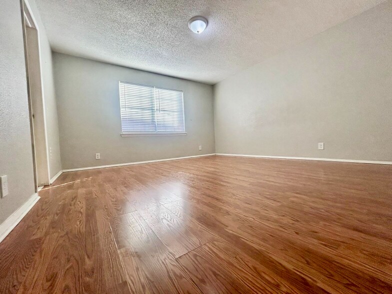 Building Photo - 3836 Englewood Cir
