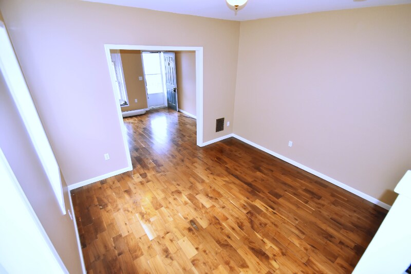 Building Photo - 304 N Heller Ave