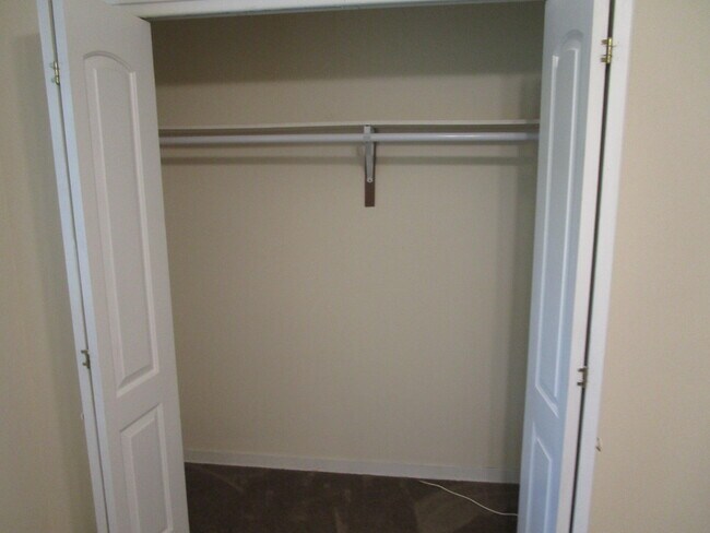 Building Photo - 305 Manor Dr