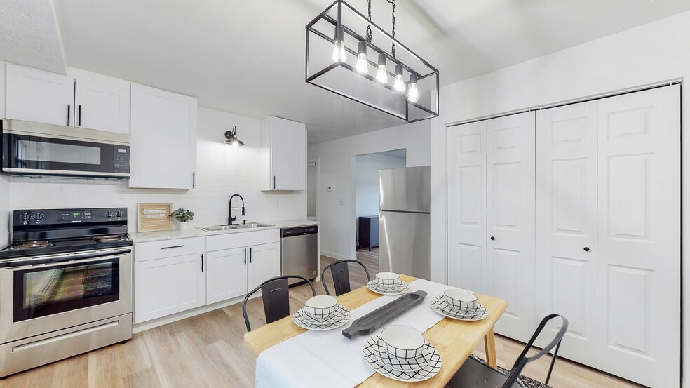 Kitchen & Dinning - Massillon Square, 5001 Massillon Rd, North...