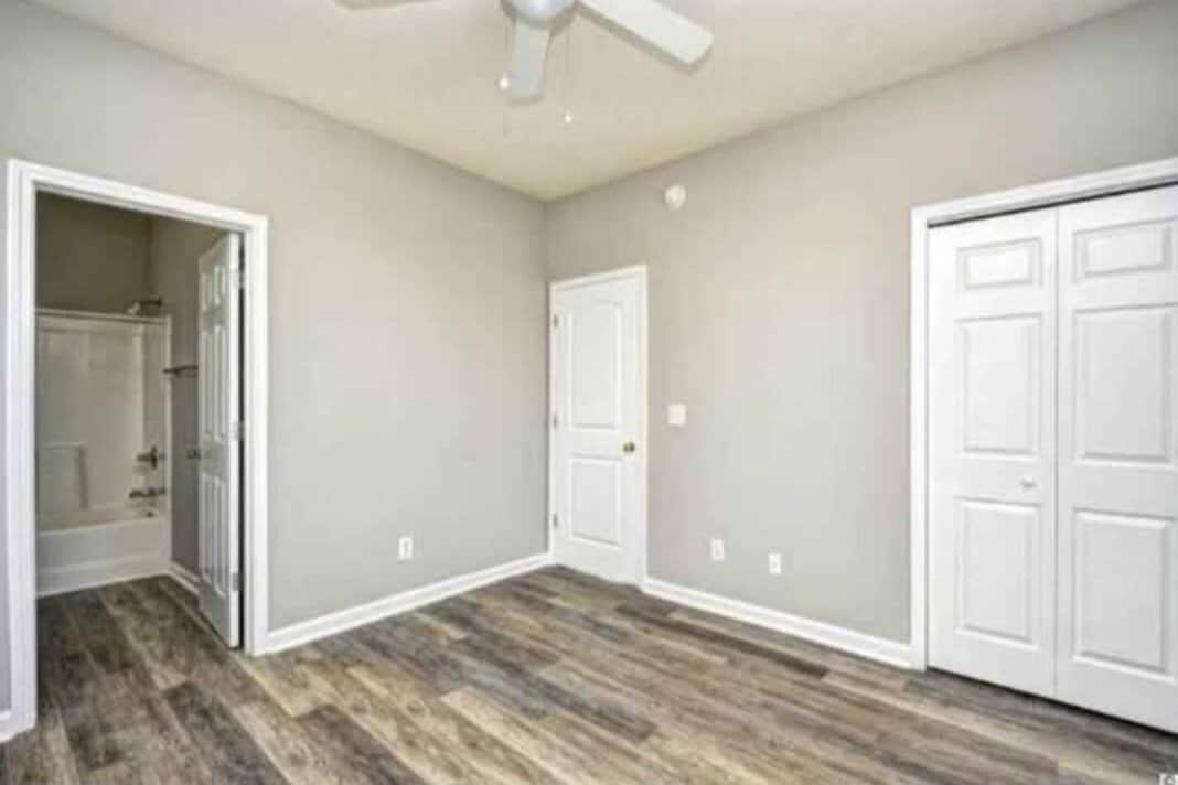 Building Photo - 498 River Oaks Dr