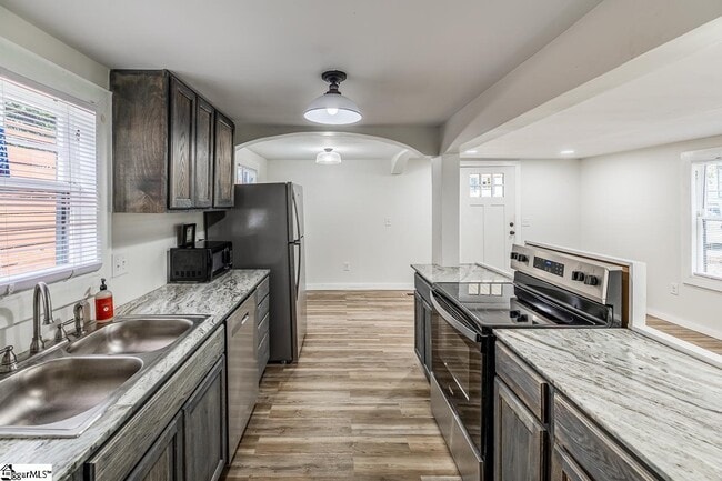 Building Photo - 530 Peronneau St