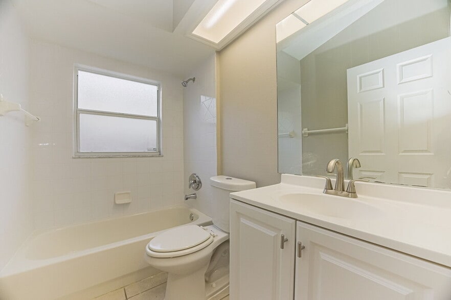 Building Photo - 10805 Kenbrook Dr