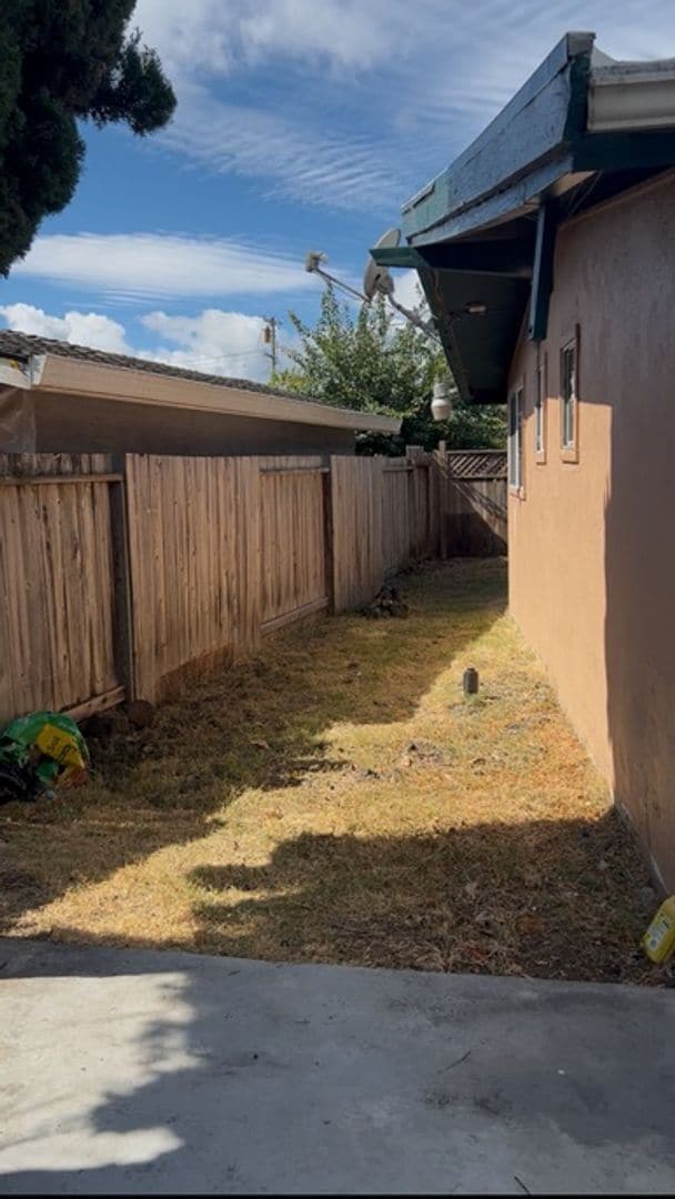 Building Photo - BEAUTIFUL CUL-DE-SAC HOME WITH LARGE PRIVA...