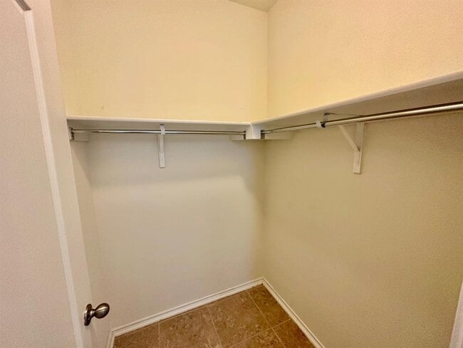 Building Photo - 413 Hunters Hill Dr