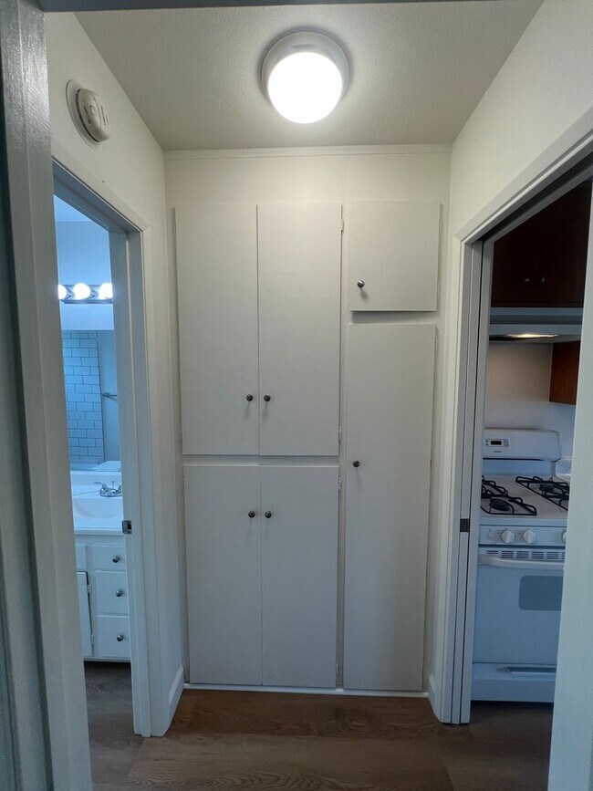 Building Photo - Charming One Bedroom Upstairs Apartment