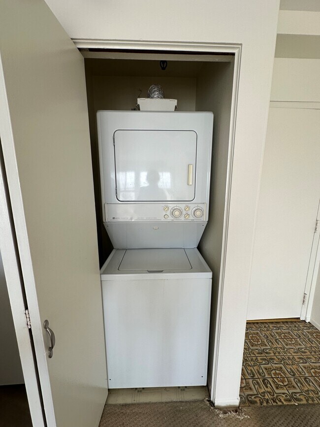 Building Photo - 625 Esplanade