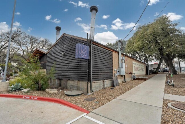 Building Photo - 2200 Dickson Dr