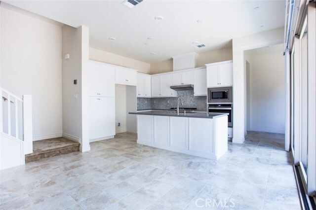 Building Photo - 198 Frame