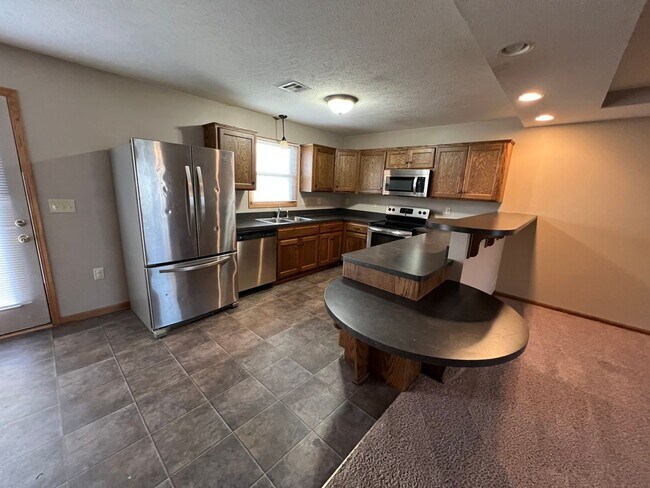 Building Photo - 713 W 8th St