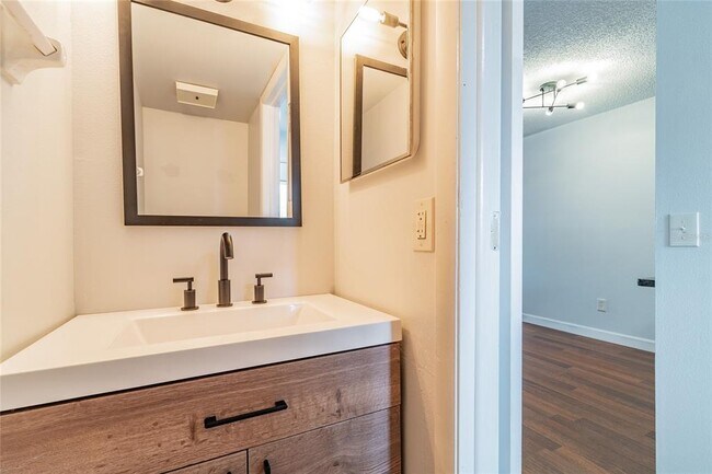 Building Photo - 4907 W McElroy Ave