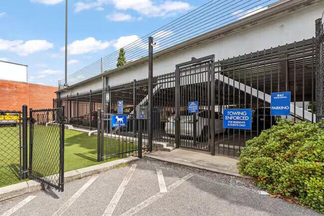Building Photo - 841 Memorial Dr SE