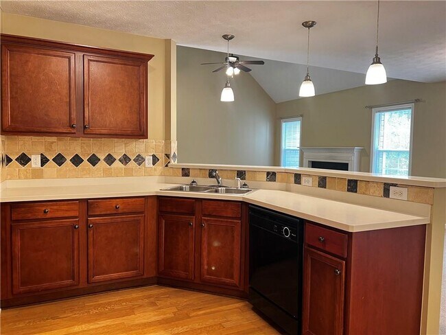 Building Photo - 633 Forest Pine Dr