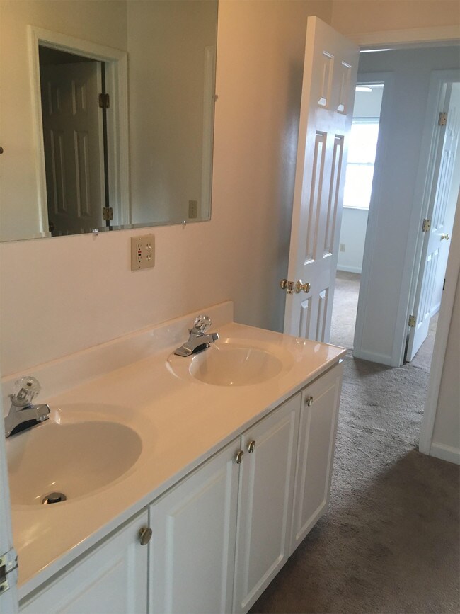 Building Photo - 3832 Sleepy Hollow Dr