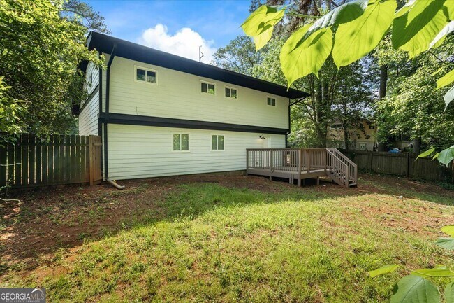Building Photo - 2223 Columbia Dr