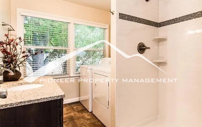 Building Photo - Adorable neighborhood, Updated Main-Level Living in Ivywild, 3BR/2BA, 1 Car Garage and Enclosed Yard