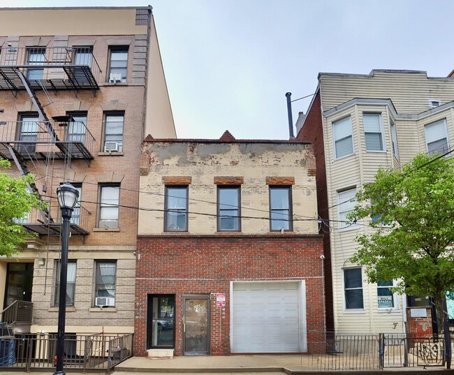 Building Photo - 206 48th St