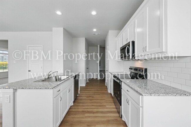 Building Photo - 2109 Luna Dr