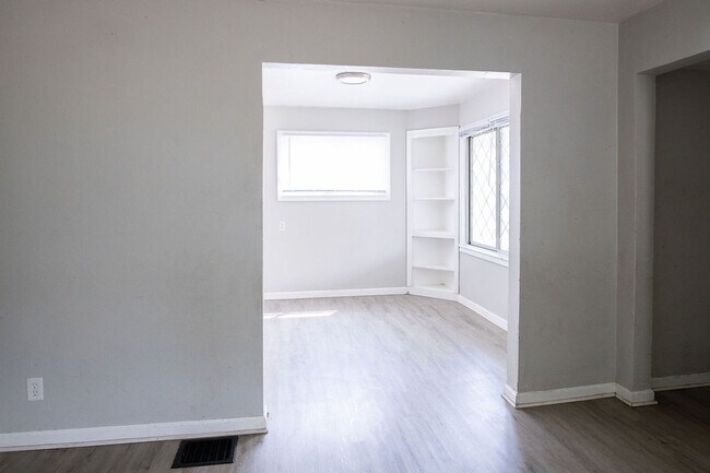 Building Photo - 331 Sandhurst Dr