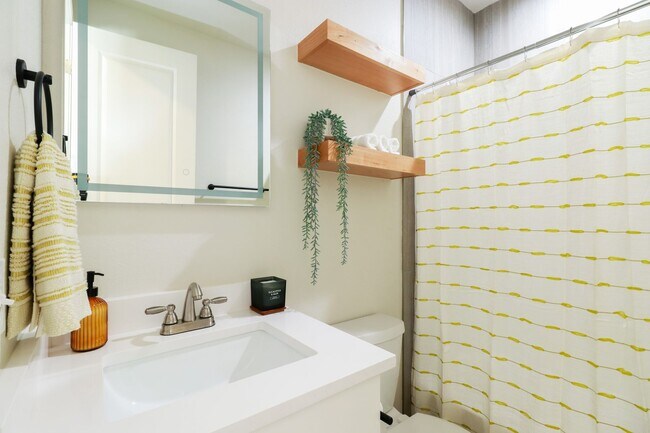 Building Photo - Tower View Contemporary Flats - Unit C