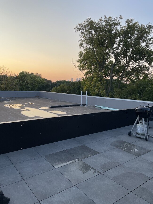 Building Photo - Stunning sunsets on private balcony 2 bed 2 bath in Longfellow!